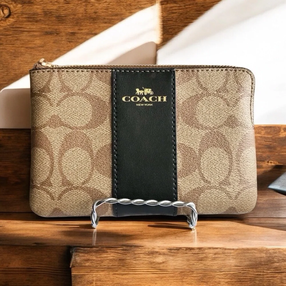 🆕 Coach Cross Zip Wristlet